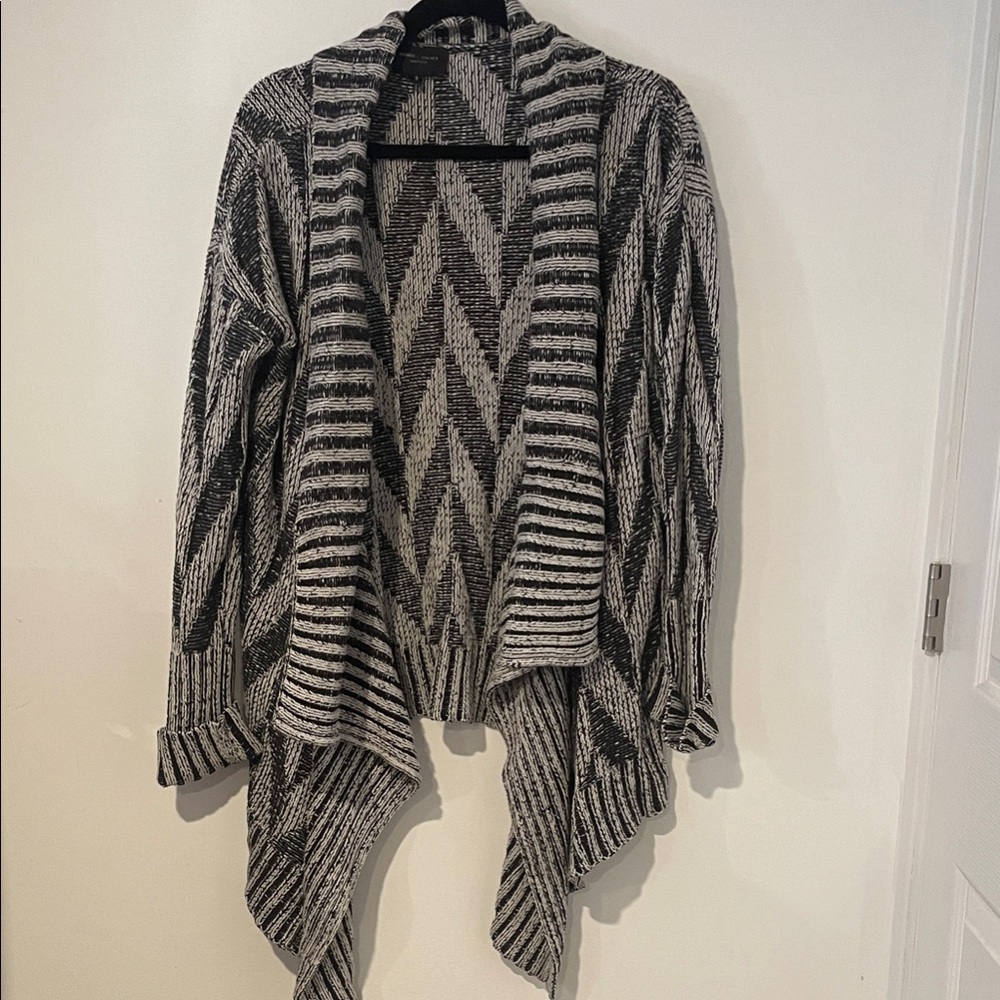 Romeo & Juliet Couture Black and Gray Chevron Cardigan